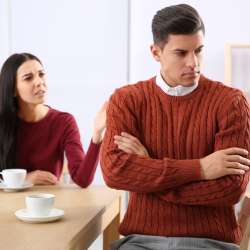 when your man ignores you, it is easy to make misjudgments and do something wrongful to him. Let't discuss what you should avoid when he becomes cold and distant.